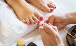 Semi-permanent nail polish and gel polish for the feet
