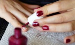 How to apply a semi-permanent varnish in 7 steps