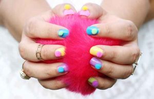 diy-nail-art-pom-pom-nails-9