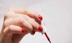 How to properly apply your nail polish?